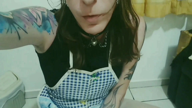 Sissy Aniya: Sissy Aniya - Tgirl Hemmafru i klänning och förkläde