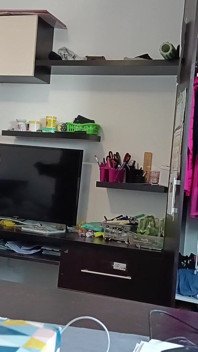 Wanita amatur berseronok mencuba pakaian dan memotongnya.
