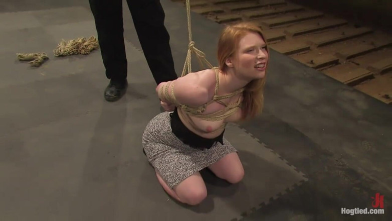 Hogtied by Kink: Madison... Sexy šukání zrzky s touhou po bolestivém otroctví
