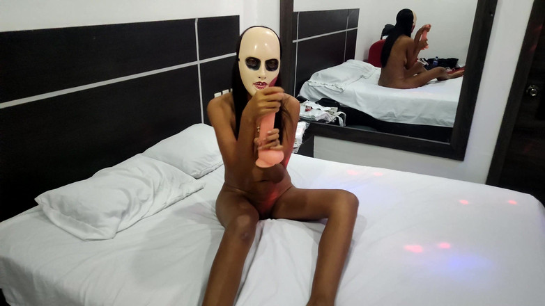 NEGRITA SEXY: 性感的黑人女孩用假阳具自慰