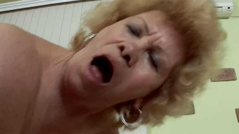 Mature Climax - 100% Mature Videos: Blonďatá zralá děvka miluje tvrdé šukání