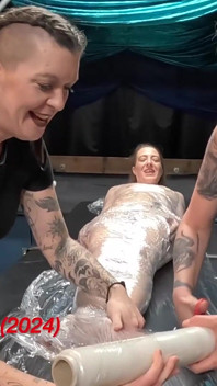 Hete was, pinwielen & toverstaf-vibrators op gemummificeerde Alexia