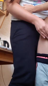 義理の妹の彼女が電話で話している間に彼女とセックスする