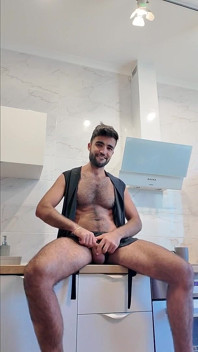 Eu me masturbo para você, pensando nas suas mãos e lábios