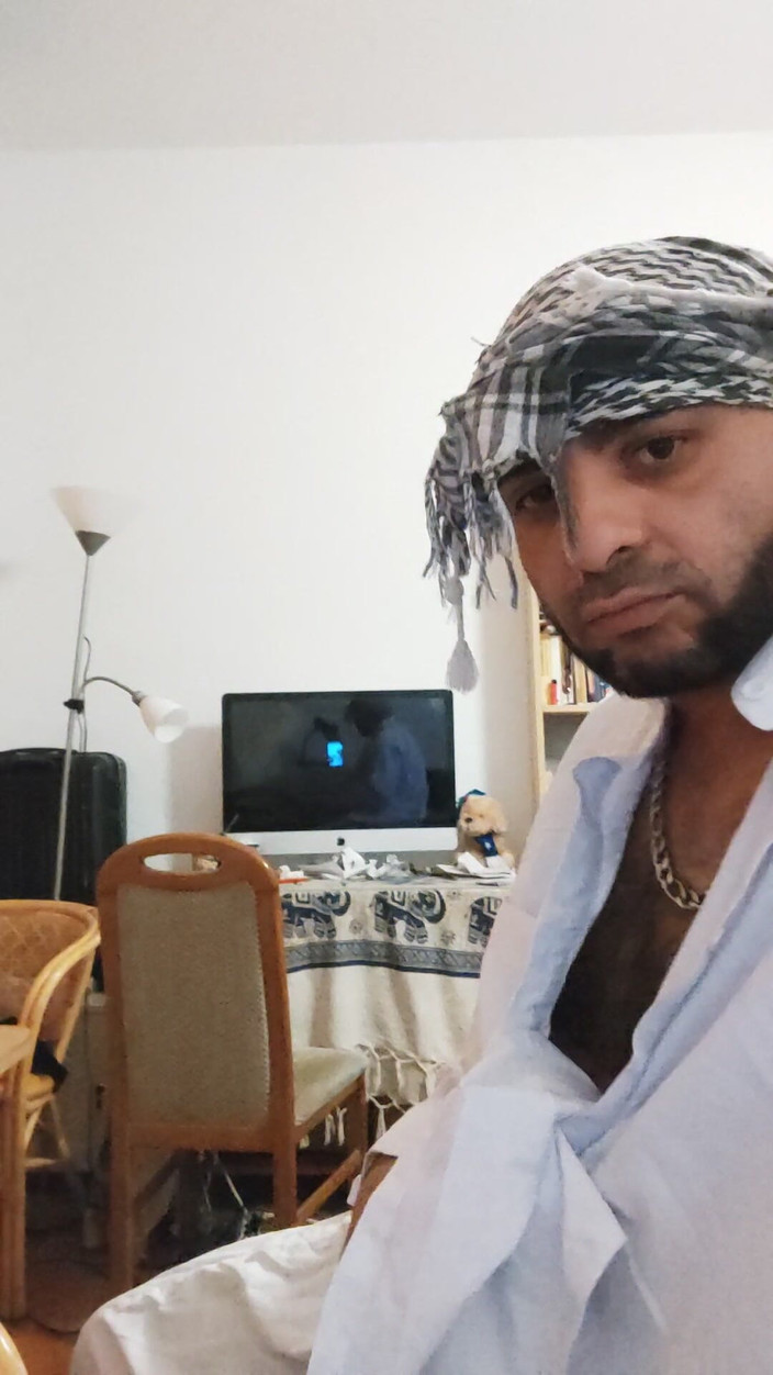 SmokedAlloy2: 在制作中，饥渴的 dj-bro 打扮得像一个变态的阿富汗人