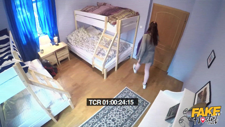 Fake Hostel: 偽のホステル - 濡れたブルネットのスカイリー・ジャムが大家のベッドで対峙し、彼の巨大なチンコをドギースタイルで受け入れる