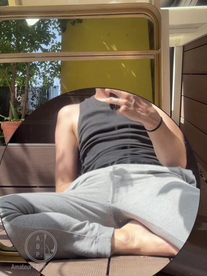AmateurBoysPissing: 素人の少年がグレーのスウェットパンツを濡らす