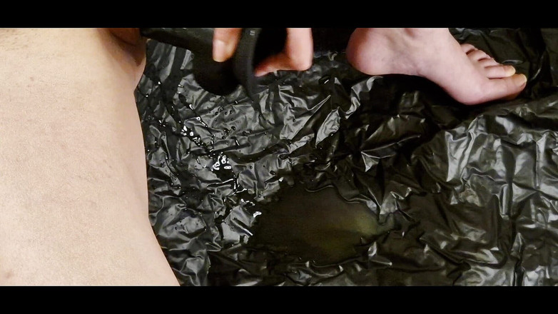 ouleslie: 我用一根黑色的大假阳具让自己很漂亮