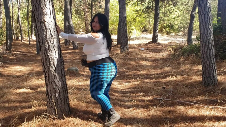 Riderqueen: Madrasta andando na floresta da bunda grande cavalgando pedra