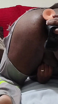 Con mi uniforme rasgado masturbándose y corriéndose en la bota
