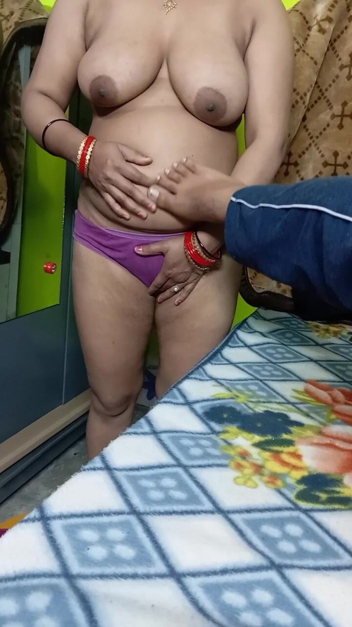 Manjushukla: Indiana bella india che si toglie il suo sari.