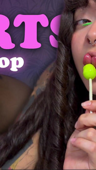 Awek dengan lidah berbelah kentut di lollipop dan makannya