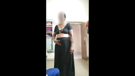 Une tatie montre ses gros seins et son cul à sa chatte de gros cheveux
