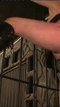 Demütigende titten kneifen in bondage im käfig