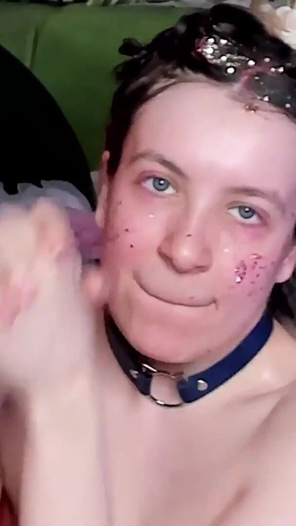 Verhiniz: Uległy 18yo Extreme Głębokie gardło. Ona ssie mojego dużego kutasa aż...