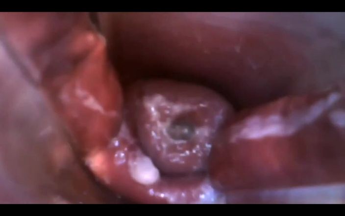CyntiaCymes: Gioca con lo speculum e guarda dentro la mia figa...