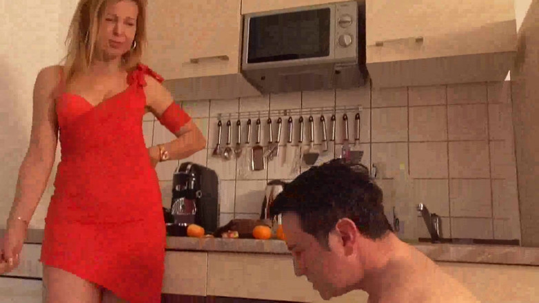 Foot Girls: Feeding lesson in the kitchen