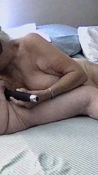 Üvey kız ann uzun sakso çekiyor ve büyük göğüslerine boşaltıyor