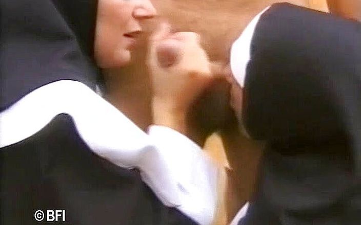 Hardcore Lovers of the world: Une nonne demande à son camarade de la fesser