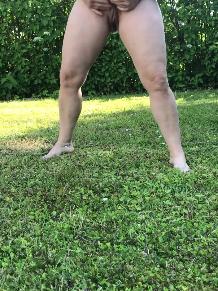 Hotwifekbh: Pissing Mature Wife Simone