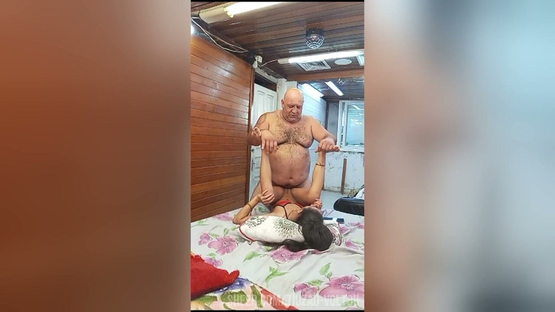 Tiuzao: Una bruna di 23 anni vuole un cazzo spesso