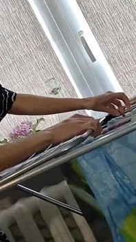 Tôi bắt gặp một trong những người hàng xóm của tôi treo quần áo của cô ấy trong khi một người hàng xóm khác đang đụ cô ấy bằng dây đeo