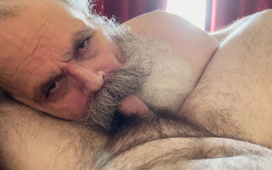 FuzzyBeardBoy: Vousatý táta kouří péro kundičce