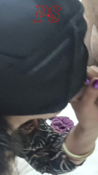 Cuplu proaspăt căsătorit care savurează sexul în camera de hotel