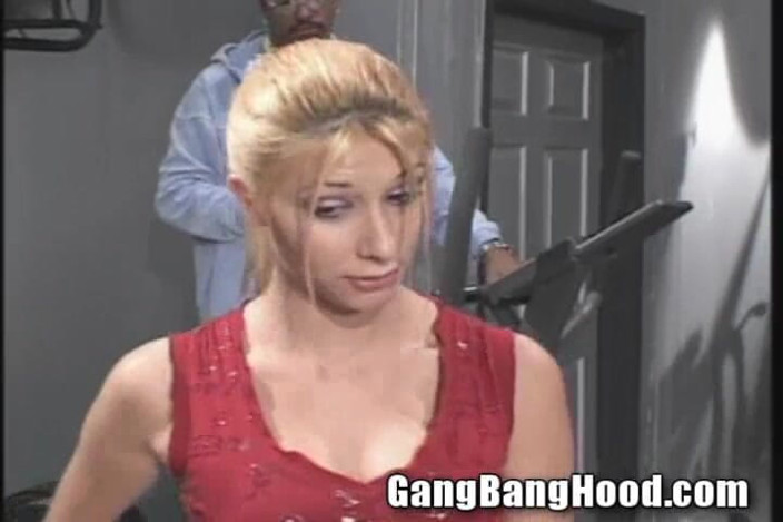 Gang Bang Hood: Anal-fitnessstudio, weiße schlampe, großer schwarzer schwanz, anal gangbang-arschfick