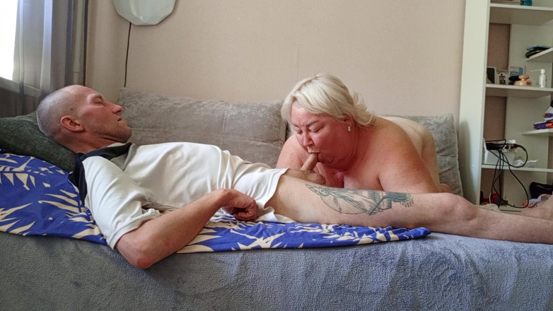 Zona901: Vine a mi madrastra masturbándose para darme una mamada