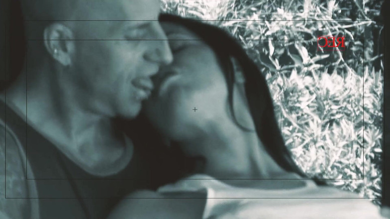 Bananas with Melons: Smerige buren, een wulpse brunette huisvrouw, wordt in haar kont...