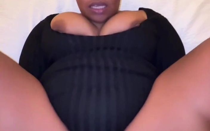Bigbootybackshotz: Misyoner pozisyonunda büyük yarak alırken edepsizce konuşuyor