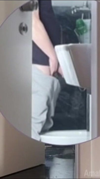 Nachytal jsem mého spolubydlícího, jak chčije na kameru.