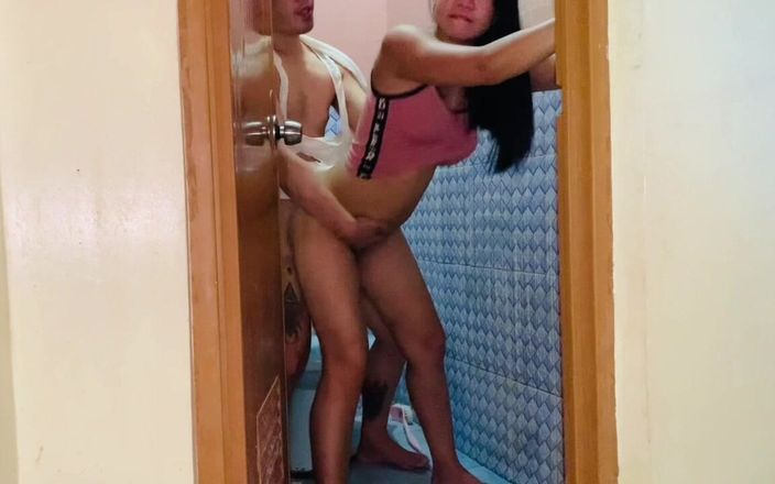 Arramia: Asyalı pinay kız arkadaş en iyi arkadaşıyla konfor odasında sikişiyor