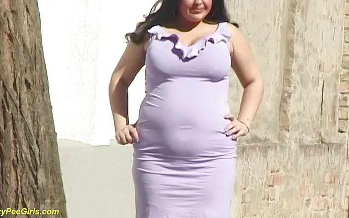 Crazy pee girls: Crazy bbw girl peeing on the street