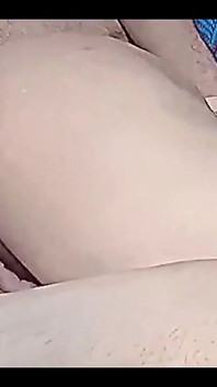 Hintli üvey kız kardeşiyle sert sert anal sekse hazırlanırken üvey erkek kardeşinin kalbi yarıştı