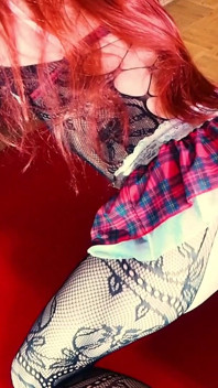 ムラムラした赤毛の弱虫な女の子は、彼女の快楽の穴を弄びすぎて、それ自体がぽっかりと開いています。