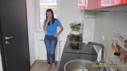 Pee Adventures: Fumer et mouiller mon jean dans la cuisine