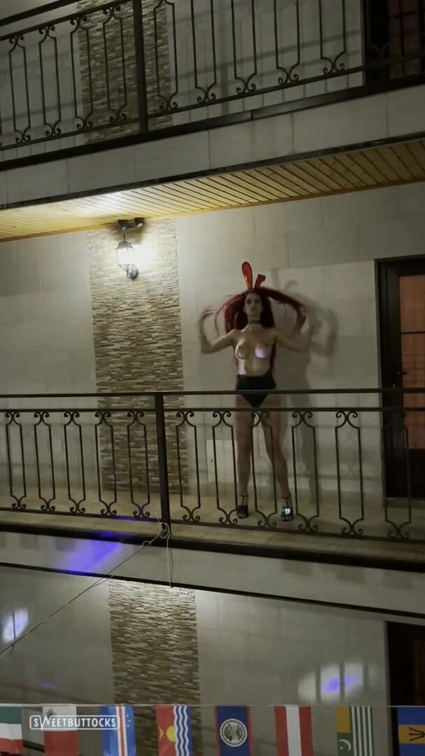 SweetButtocks: Dancing naked in the hotel