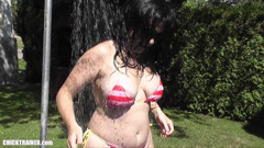 BritneySwallows: Bikini luar ruangan yang seksi menggoda! Britney cuci bikini mobil &...