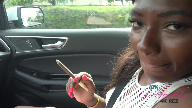 ATK Fans (Girlfriends): Une jeune black sexy baise avec un homme blanc