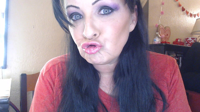 Abby Anna: 大闪闪发光的嘴唇光泽鸭嘴唇闻