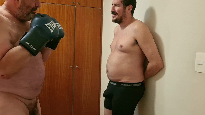 Punchbagplz: Silber Papi Boxer Vs. Punchbag - Body Shot Herausforderung