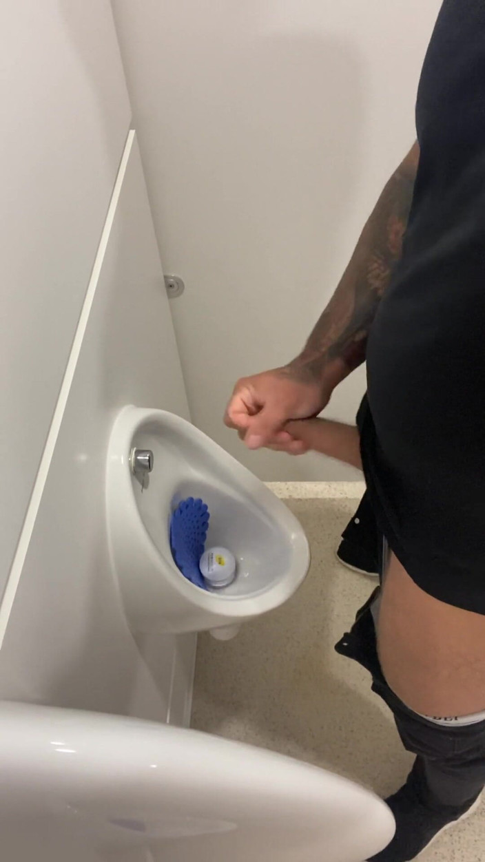 Andyleexxx: Banheiro mijando e masturbando