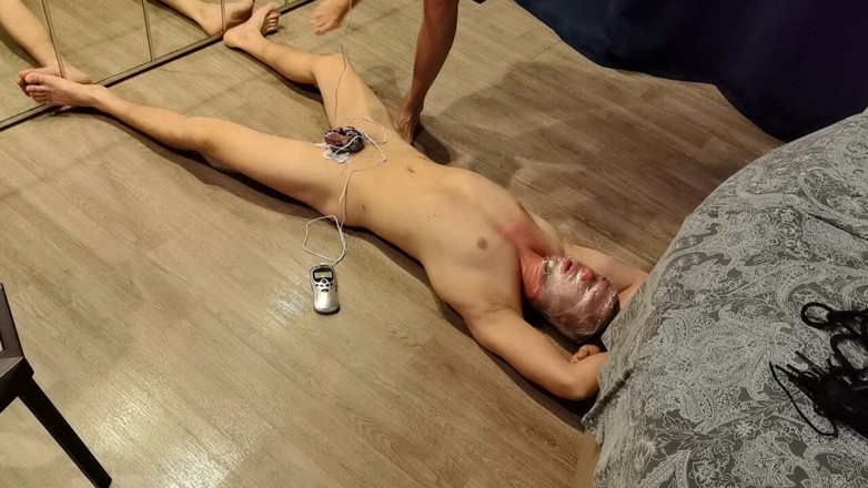Milalika: Eu testado meus escravos com uma gaiola elétrica.