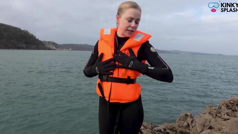 UKCuteGirl Lucy Lauren: Wetsuit en reddingsvesten Lucy's vriesvergelijking