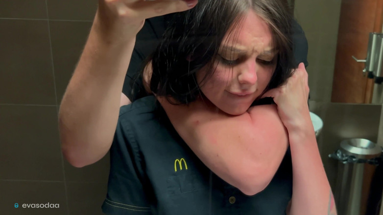 Eva Soda: Tuvalette riskli seks, dökülen fanta için bir Mcdonald's çalışanını sikiyor!