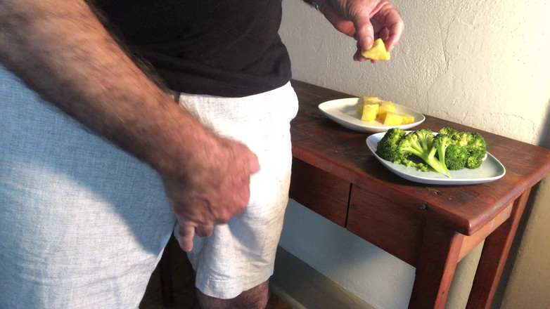 OhTrevor: オトレヴァーはより多くの精液を飲む。