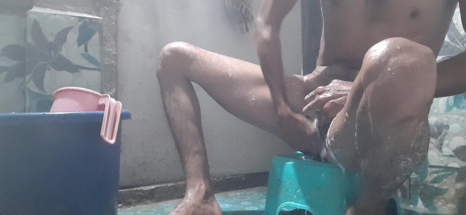 Che: Duşta Hintli banyo adamı siyah büyük yarakla mastürbasyon yapıyor