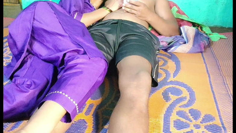 Graju1244: Awek comel terhangat dan teman lelakinya menonton video seks semasa...